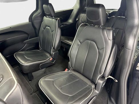Used 2025 Chrysler Pacifica Limited FWD image 24