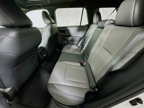 Used 2026 Subaru Outback Premium AWD/4WD image 4
