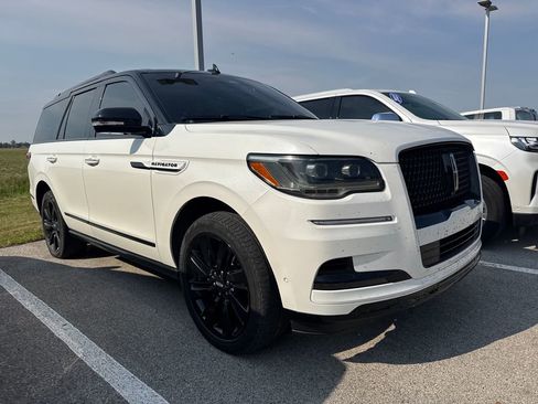 Used 2024 Lincoln Navigator Reserve AWD/4WD image 3