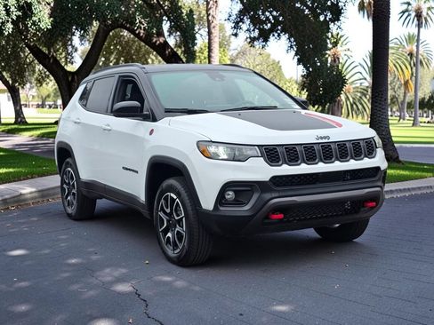 Used 2025 Jeep Compass Trailhawk AWD/4WD image 4