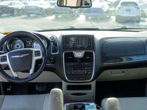 Used 2015 Chrysler Town & Country Touring w/ Driver Convenience Group image 39