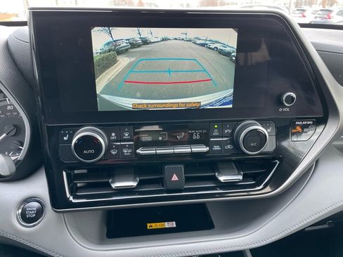 Used 2023 Toyota Highlander XLE image 18