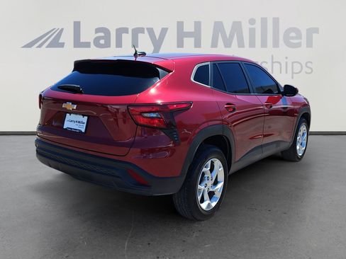 Used 2025 Chevrolet Trax LS w/ LS Convenience Package FWD image 5