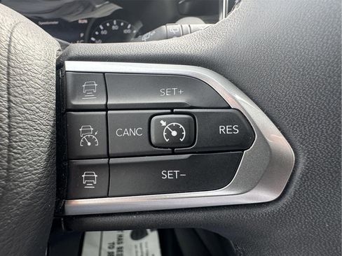 Used 2025 Jeep Compass Limited image 16