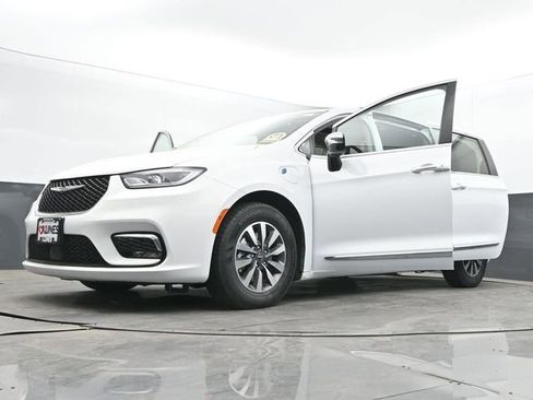 Used 2023 Chrysler Pacifica Limited FWD image 73