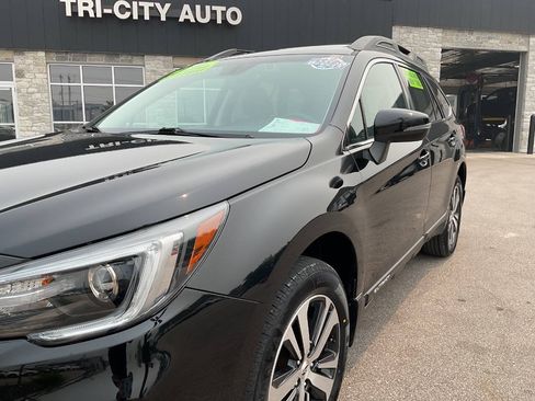 Used 2018 Subaru Outback 3.6R Limited AWD/4WD image 2