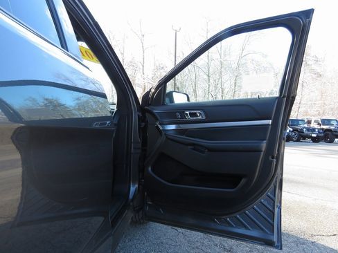 Used 2018 Ford Explorer XLT w/ Equipment Group 202A image 12