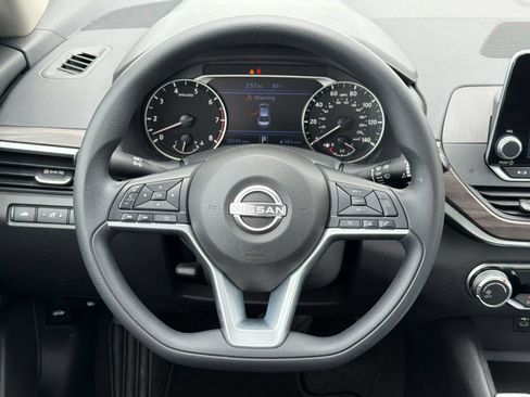 Used 2025 Nissan Altima 2.5 SV FWD image 11