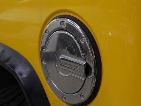 Used 2005 HUMMER H2 SUT w/ Preferred Equipment Group image 9