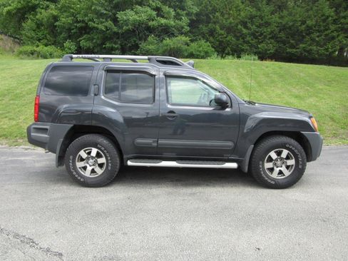 Used 2011 Nissan Xterra PRO-4X AWD/4WD image 2