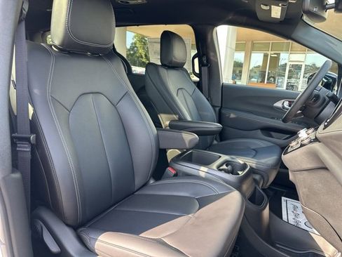 New 2026 Chrysler Pacifica Select image 49