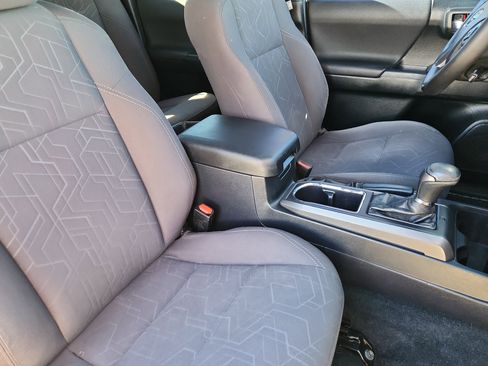 Used 2017 Toyota Tacoma TRD Off-Road w/ Premium & Technology Package image 13