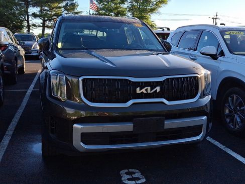 Used 2024 Kia Telluride EX w/ EX Captain's Chair Package AWD/4WD image 4