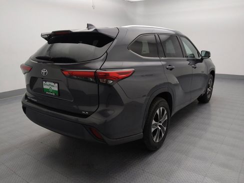 Used 2021 Toyota Highlander XLE image 9