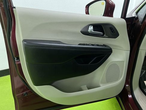 Used 2018 Chrysler Pacifica Limited FWD image 16