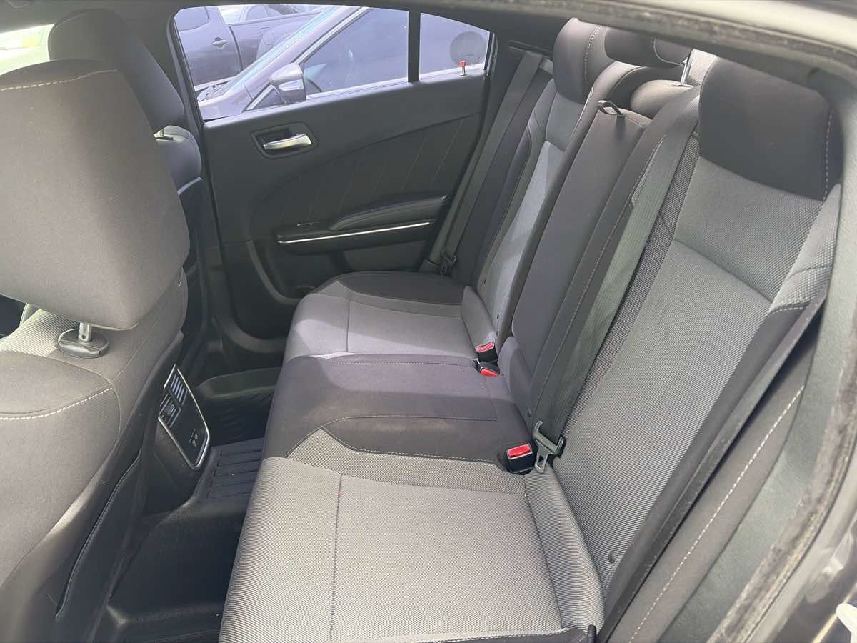 Used 2016 Dodge Charger SXT RWD image 4