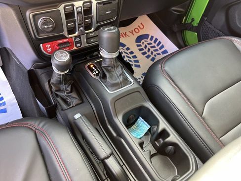 Used 2025 Jeep Wrangler Unlimited Rubicon image 11