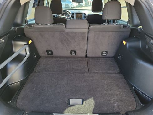 Used 2017 Jeep Cherokee Latitude w/ Cold Weather Group image 10