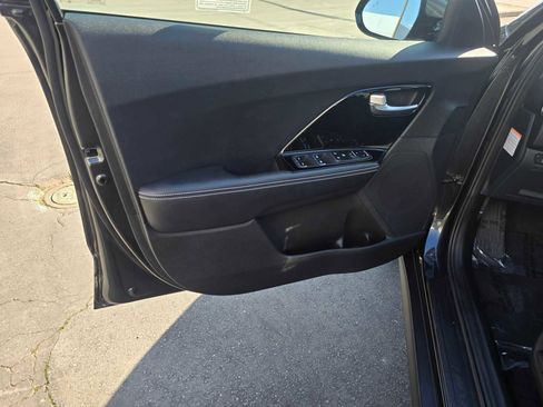 Used 2022 Kia Niro EX image 21