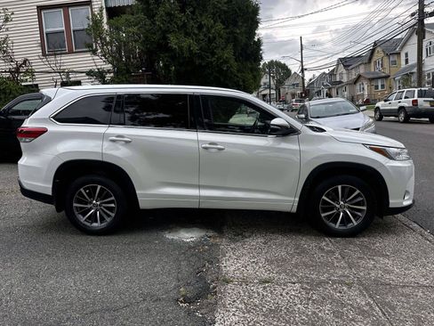 Used 2018 Toyota Highlander XLE AWD/4WD image 6