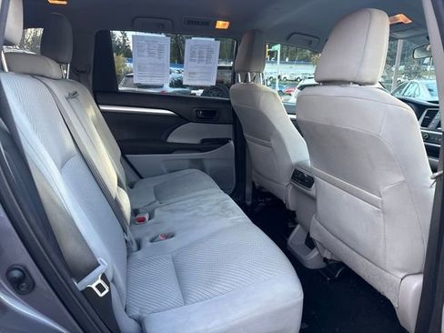 Used 2018 Toyota Highlander LE image 10
