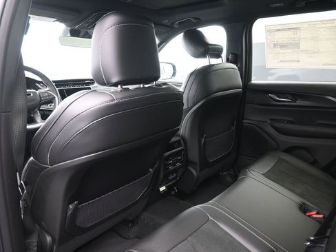 New 2025 Jeep Grand Cherokee Altitude image 14