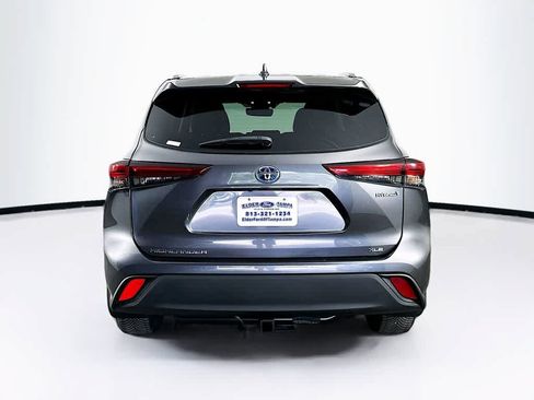Used 2021 Toyota Highlander XLE AWD/4WD image 5