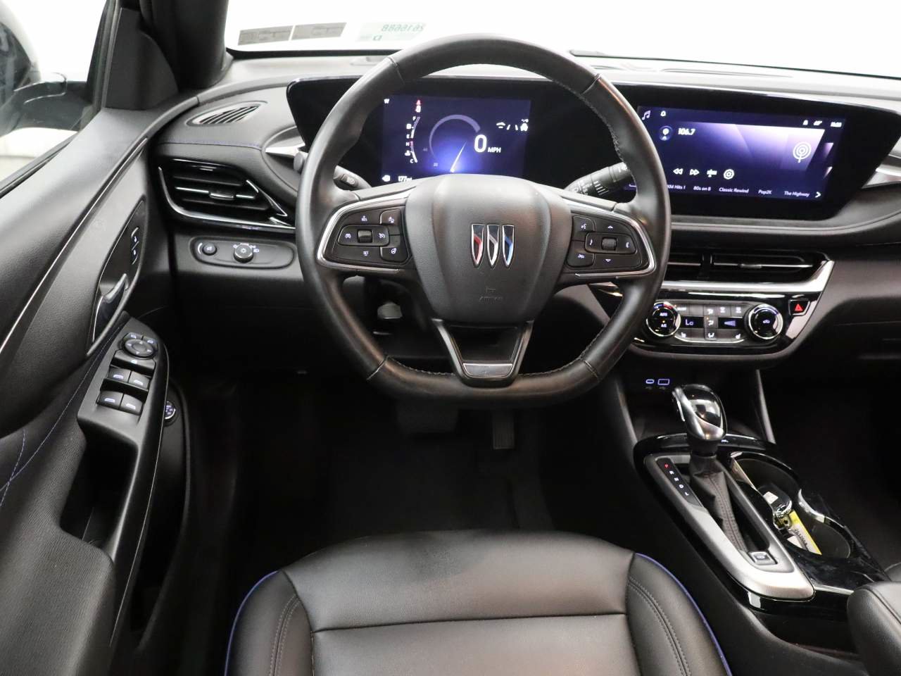 Used 2024 Buick Envista Sport Touring w/ Convenience I Package FWD image 4