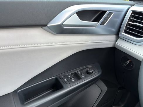 New 2026 Volkswagen Taos SE FWD image 19