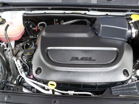 Used 2023 Chrysler Pacifica Touring-L FWD image 31
