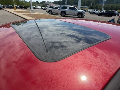 Used 2023 Hyundai Elantra Limited FWD image 3