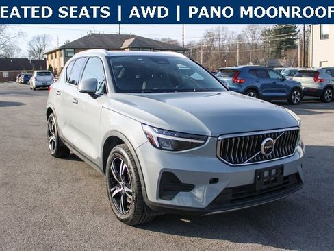Used 2025 Volvo XC40 B5 Core image 2