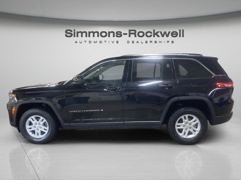 Used 2023 Jeep Grand Cherokee Laredo w/ Luxury Tech Group I AWD/4WD image 2