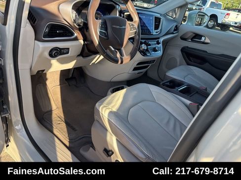 Used 2017 Chrysler Pacifica Touring-L image 32