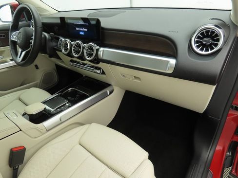 Certified 2022 Mercedes-Benz GLB 250 4MATIC image 17