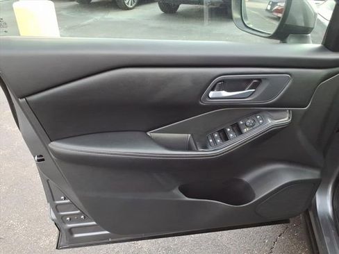 Used 2025 Nissan Rogue SV image 21