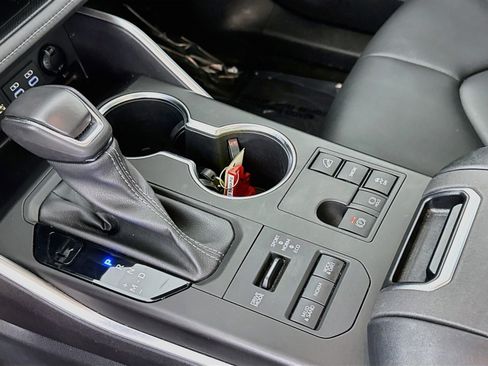 Used 2023 Toyota Highlander XLE AWD/4WD image 16