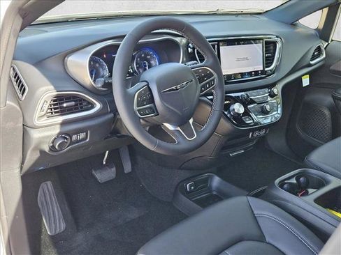 New 2025 Chrysler Voyager LX image 9