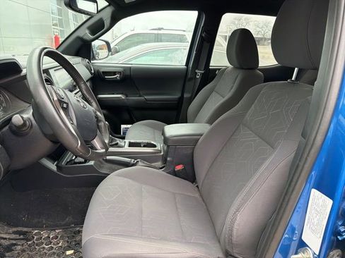 Used 2017 Toyota Tacoma TRD Sport image 5