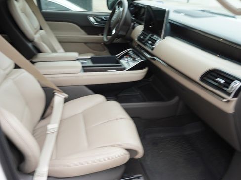 Used 2024 Lincoln Navigator Premiere AWD/4WD image 11