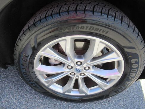 Used 2023 Ford Explorer XLT w/ Equipment Group 202A AWD/4WD image 11