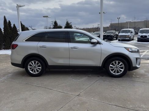 Used 2019 Kia Sorento LX image 2