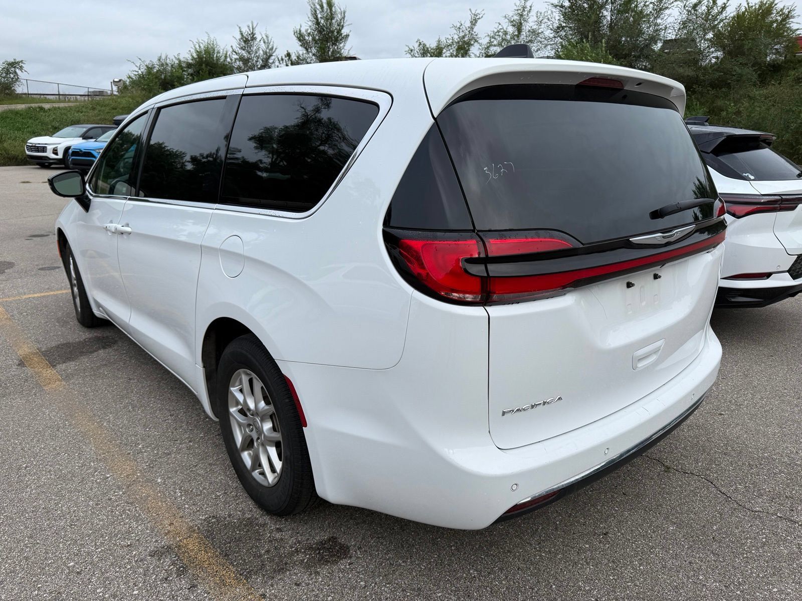Used 2025 Chrysler Pacifica Select FWD image 4