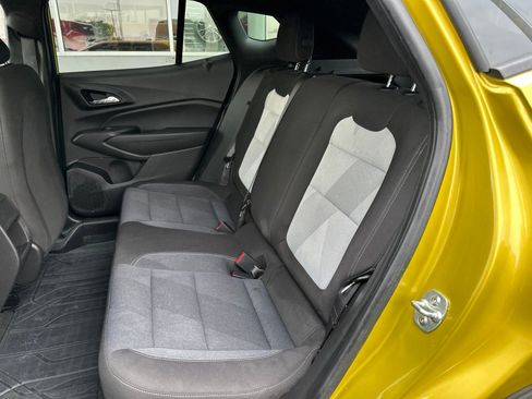 Used 2025 Chevrolet Trax RS FWD image 3