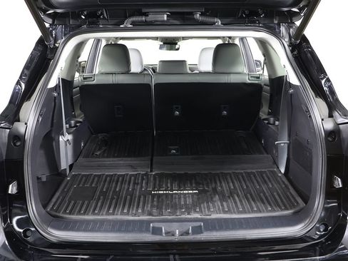 Used 2022 Toyota Highlander XLE AWD/4WD image 21