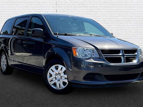 Used 2019 Dodge Grand Caravan SE FWD image 3