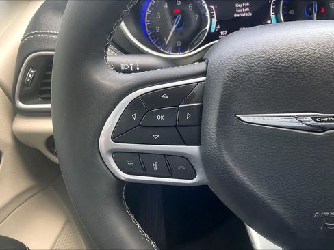 Used 2023 Chrysler Pacifica Touring-L AWD/4WD image 23