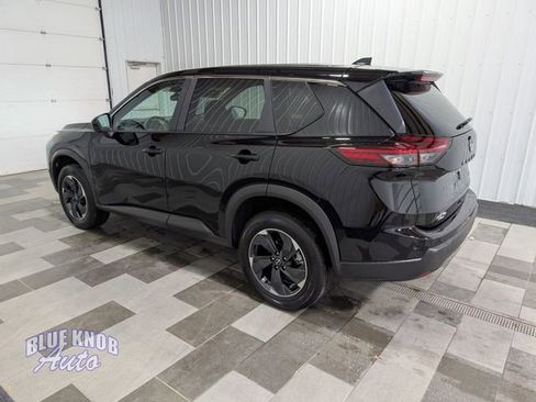 Used 2025 Nissan Rogue SV image 2