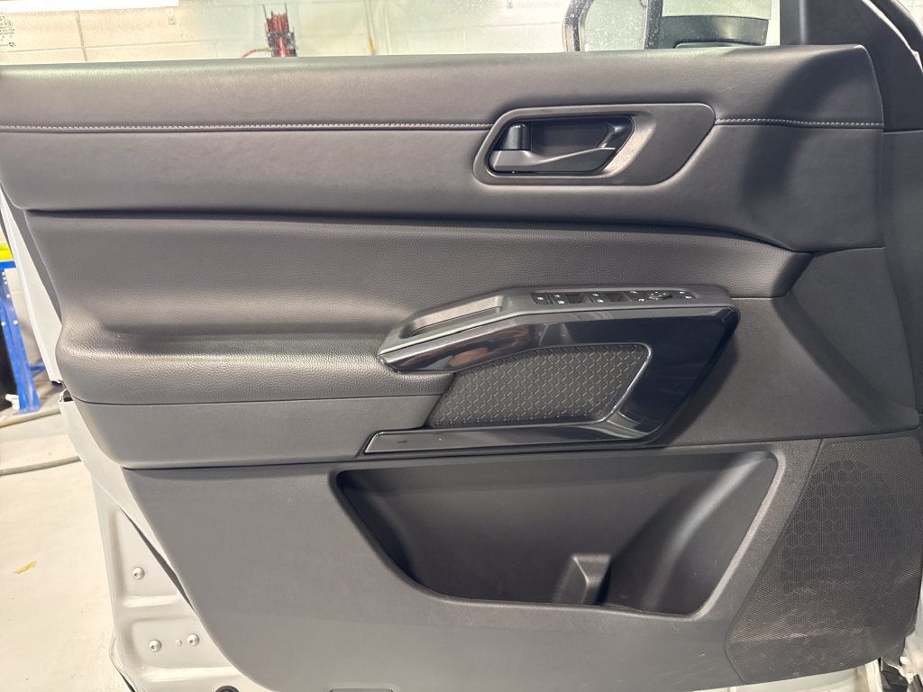 Used 2025 Nissan Pathfinder SV AWD/4WD image 27