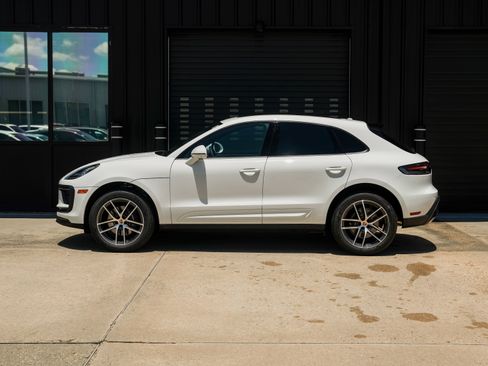 Certified 2025 Porsche Macan image 2